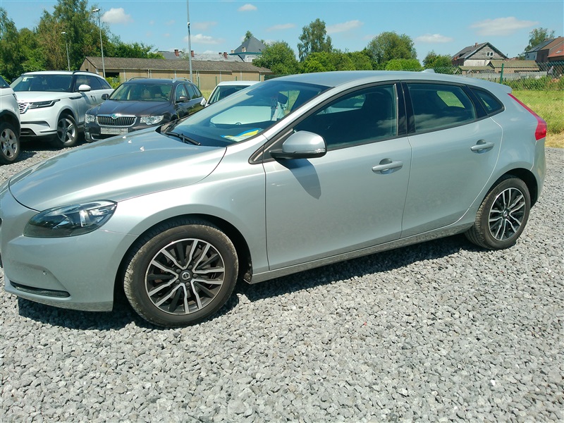 Volvo V40 1.5 T2 Momentum Geartronic EURO6 n°03