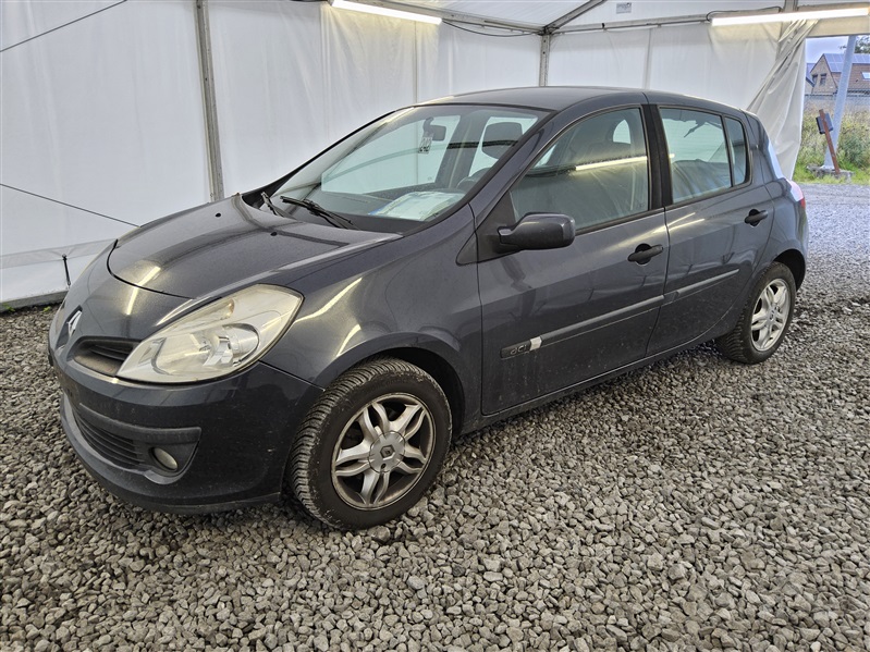 Renault Clio n°242